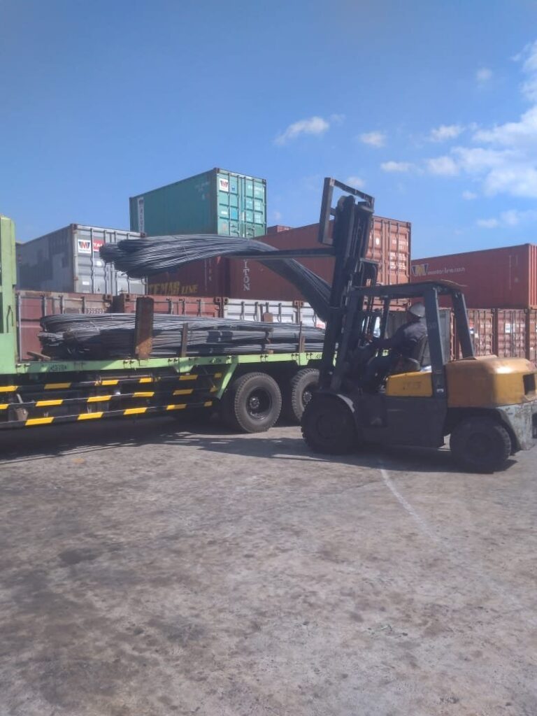 Bongkar muat besi dengan forklift