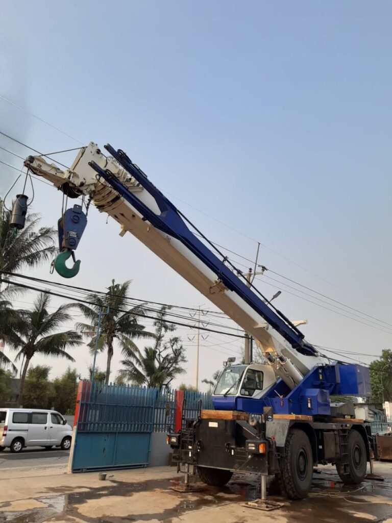 Pengangkatan muatan dengan crane