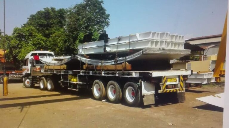 Pengiriman konstruksi baja dengan trailer