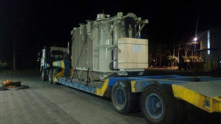 Pengiriman trafo dengan lowbed